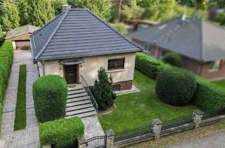 Haus kaufen in 14612 Falkensee, Falkensee - Charmanter, bezugsfreier Bungalow mit Ausbaupotenzial im Dachgeschoss und großem Garten in Falkensee
