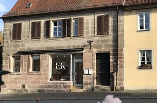 Wohnung mieten in Bayreuther Straße, 91054 Burgberg, Stilvolle 3-Zi-Wohnung (ca. 80m²) im 1. OG eines Wohn-Geschäftshauses in zentraler Lage der Altstadt