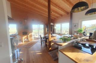 Haus kaufen in 96274 Itzgrund, Wenn Wohnen zur Auszeit wird – Holzhaus mit traumhaftem Blick über den Itzgrund