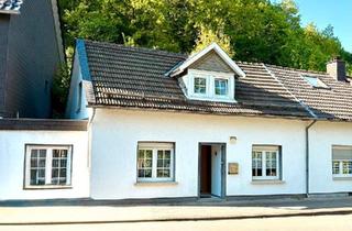 Haus kaufen in 57462 Olpe, Olpe - Zentral in Olpe: Wohnhaus mit Geschichte, 3 Garagen & kl. Garten