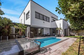 Villa kaufen in 81825 Trudering-Riem, Design, Raum und Flexibilität – eine moderne Bauhausvilla mit Pool für alle Lebensphasen