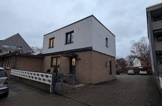 Einfamilienhaus kaufen in Parallelstraße 122, 46049 Alstaden-West, Provisionsfrei: Einfamilienhaus mit zwei angebauten Wohneinheiten, PV-Anlage und 1.140 m² Grundstück