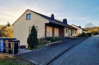 Einfamilienhaus kaufen in 35753 Greifenstein, Greifenstein: Freistehendes Einfamilienhaus (Bungalow) mit ELW, Garten und 2 Garagen