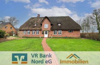 Haus kaufen in 25899 Niebüll, Friesenhaus unter Reet mit Carport und tollem Freizeitgrundstück in Ortsrandlage