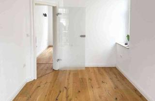 Wohnung kaufen in 86154 Oberhausen, Moderne Altbauwohnung - 3 ZKB mit Balkon, Tageslichtbad, Stellplatz und EBK