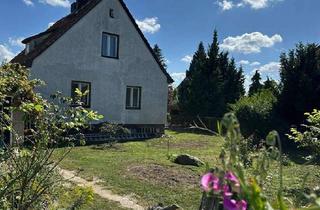 Haus kaufen in Wacholderheide 50, 12623 Mahlsdorf, Verstecktes Juwel: Grundstück mit altem Haus