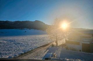Wohnung kaufen in 88316 Isny, Isny im Allgäu - 4,5 Zimmer Dachg.-Wohnung mit Balkon, EBK, Garten, Panoramablick
