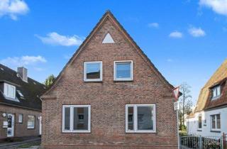 Haus kaufen in 25746 Heide, Teilmodernisiertes Stadthaus mit Garten und Stellplatz - 4. Zimmer möglich!