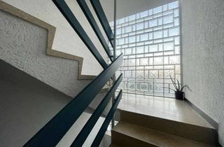 Haus kaufen in 91083 Baiersdorf, Attraktives 3-Parteienhaus mit 6 Garagen und Baugenehmigung für Anbau – ideal für Investoren!