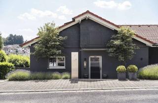 Haus kaufen in 61479 Glashütten, Moderner, sanierter 70's Bungalow mit Weitblick, aufwendig angelegtem Süd-Garten & Designer-Küche