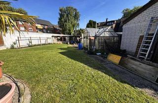 Haus kaufen in 41517 Grevenbroich, Ideal für Mehrgenerationen: Zweifamilienhaus mit Pool in Gustorf