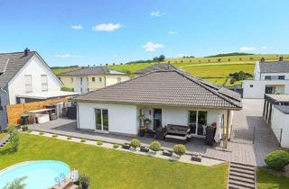 Haus kaufen in 54314 Zerf, Zerf - Energieeffizient und alles auf einer Ebene: Neubau-Bungalow mit unverbaubarem Fernblick