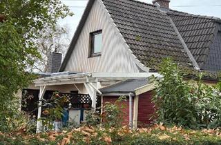 Haus kaufen in 25335 Elmshorn, Elmshorn - Charmantes Doppelhaus, gr. Grundstück, Wintergarten, 2 Wohnungen