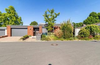 Haus kaufen in 31303 Burgdorf, Burgdorf - Schöner Bungalow mit 6 Zimmern, Schwimmbad und Doppelgarage