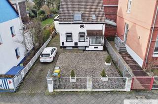 Einfamilienhaus kaufen in 40597 Düsseldorf, Düsseldorf Benrath - Stark sanierungsbedürftiges Objekt mit Wasserschaden - Platz für Ihren Neubau in guter Lage