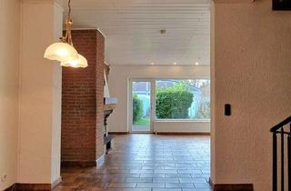 Reihenhaus kaufen in 45309 Schonnebeck, Charmantes Reihenhaus mit Garten, Kamin & Doppelgarage in ruhiger Wohnstraße