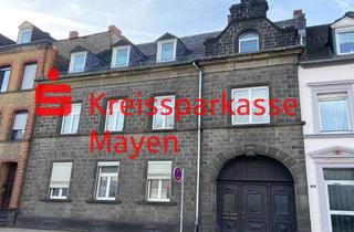Haus kaufen in 56727 Mayen, 3-Familienhaus mit Nebengebäude, Garten und 2 Garagen in zentraler Wohnlage
