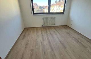 Wohnung mieten in Hillerstraße 15, 90429 Muggenhof, helle 2ZW mit Balkon 4.OG, Aufzug, Tiefgarage, separates WC, Ablöse EBK möglich, nähe Maximilianstr.
