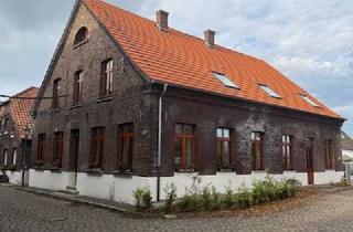 Haus mieten in Dorfstr., 46569 Hünxe, Großes Zweifamilienhaus mit zwei separaten Wohneinheiten - mit Terrasse und Balkon