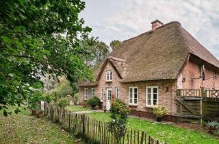 Haus kaufen in 25889 Uelvesbüll, Landhausidylle unter Reet - Wohnen, wo Ruhe zuhause ist