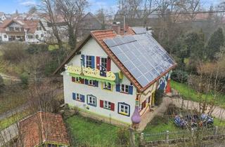 Anlageobjekt in 87757 Kirchheim, Kunstvolles Wohn-Unikat – Hundertwasser-inspirierte Familienoase mit Bergblick!