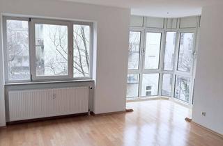 Wohnung kaufen in 80539 Maxvorstadt, Helle 1 Zimmer Wohnung mit verglastem Erker in Toplage München Lehel
