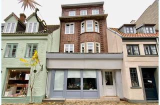 Haus kaufen in 25813 Husum, Solides Anlageobjekt in Toplage: W+G Haus mit Laden u 3 Mietwhgen, Meerblick vom obersten Balkon !