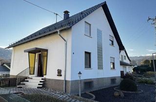 Einfamilienhaus kaufen in 66802 Überherrn, Modernisiertes EFH, ca. 120 m² Wfl., mit Balkonen, 2 Garagen und Garten in Südlage, Grundst. 560 m²