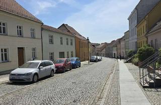 Haus kaufen in 15344 Strausberg, 3-Parteien-Wohnhaus mit Garage als Investment oder Familienwohnsitz - 2 Wohnungen Bezugsfrei