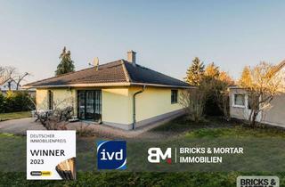 Haus kaufen in 04683 Naunhof, Moderner Bungalow mit Kamin und idyllischem Außenbereich