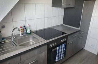 Wohnung mieten in Zieglerstraße 94, 47058 Duissern, Streichen und sofort einziehen: 2-Zimmer Dachgeschosswohnung in Duisburg-Duissern