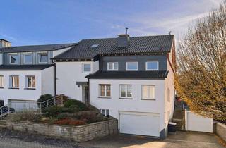 Haus kaufen in 58093 Lennetal, Großzügiges Zweifamilienhaus mit zwei Garagen, Loggia und Garten in Hagen-Halden