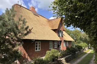 Haus kaufen in 25938 Wrixum, Ein Kapitänshaus unter Reet in ruhiger Lage