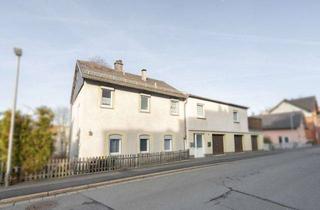 Haus kaufen in 96450 Coburg, Zweifamilienhaus mit Grunddienstbarkeit, zentral im Hahnweg.