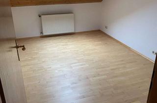 Wohnung mieten in 85777 Fahrenzhausen, Schöne 2,5-Zimmer Dachgeschosswohnung in 3-Familienhaus mit Einbauküche