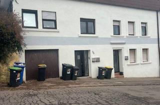 Haus kaufen in 66839 Schmelz, Schmelz - Vermietetes 3-Familienhaus mit großem Grundstück in Schmelz zu verkaufen