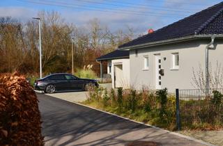 Haus kaufen in Am Damm, 89355 Gundremmingen, Fertighaus im Bungalow-Stil mit großzügigem Garten