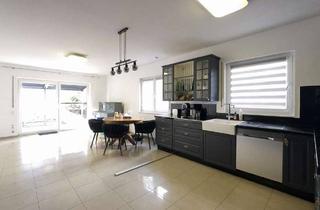 Doppelhaushälfte kaufen in 65824 Schwalbach, Schöne Doppelhaushälfte mit Garten, Dachterrasse und zwei Stellplätzen in ruhiger Lage!