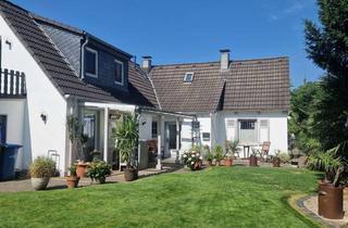 Einfamilienhaus kaufen in 51381 Bergisch Neukirchen, Freistehendes Siedlungshaus als Einfamilienhaus mit Doppelgarage und Carport