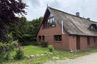 Wohnung mieten in Dorfstraße 20, 18569 Trent, Gemütliche 3-Zimmer Wohnung im romantischen Landhaus mit Reetdach u. parkähnlichem Garten