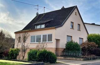 Einfamilienhaus kaufen in 66793 Saarwellingen, Freistehendes Einfamilienhaus mit viel Potential