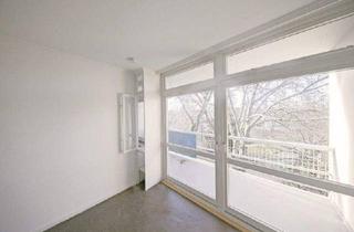 Wohnung kaufen in Altonaer Strasse 14, 10557 Berlin, Berlin - Bezugsfreie 3 Zi-Whg in DER Architektur-Ikone: im Oskar Niemeyer Haus im 3. OG mit Balkon