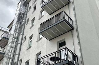 Wohnung kaufen in Schlegelstraße, 10115 Mitte, Urbane, charmante 2-Zimmer-Altbauwohnung mit Balkon in Toplage Berlin-Mitte