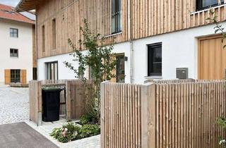 Wohnung mieten in Kirchensurer Str. 12, 83123 Amerang, Neuwertiges Reihenmittelhaus mit Dachterrasse und kleinem Garten über drei Etagen in Amerang