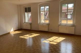 Wohnung mieten in Poststraße 17, 08393 Meerane, Großzügige 3-Zimmer mit Parkett, und offener Küche in zentraler Lage! EBK mgl.