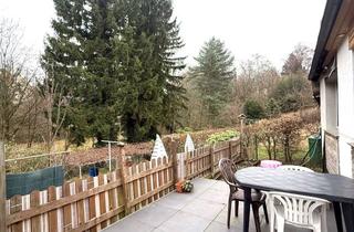 Wohnung kaufen in 42719 Wald, Charmante, vermietete 2-Zimmer-Wohnung im bungalowartigen Stil mit Terrasse, Gartenanteil und Garage