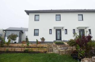 Doppelhaushälfte kaufen in 85095 Denkendorf, Neuwertige DHH mit Einbauküche, Garten & Garage in Denkendorf – ab August beziehbar