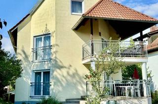 Mehrfamilienhaus kaufen in 86462 Langweid, Attraktives Mehrfamilienhaus mit 3 Wohnungen, Garten, Doppelgarage & 4 Stellplätze in begehrter Lage