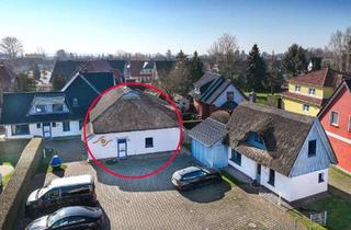 Wohnung kaufen in 18374 Zingst, Geräumige Eigentumswohnung "Walfisch" mit Reetdach, Sauna und Kamin in Strandnähe & Wohnfühlfakto...