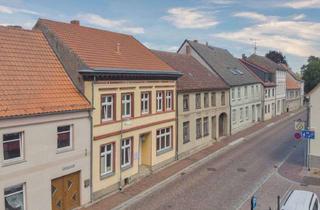Gewerbeimmobilie kaufen in Große Straße 27, 17217 Penzlin, Arbeiten oder profitieren: Bezugsfreies Bürohaus mit normaler Ausstattung in Penzlin